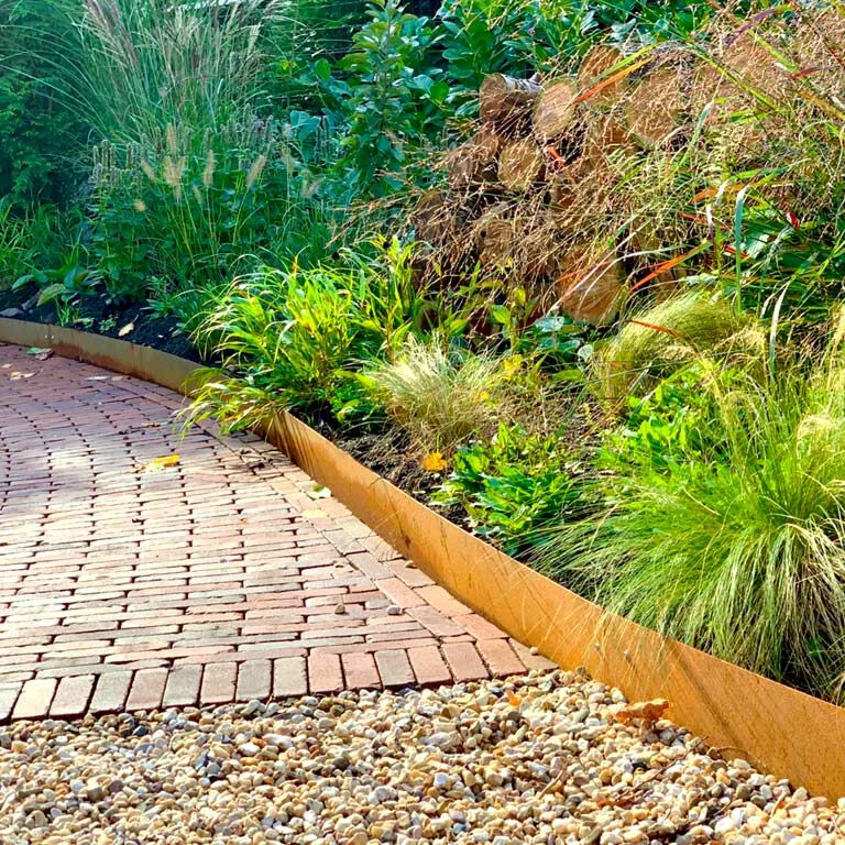 Conjunto completo de borda reta em aço corten de 15 cm por 24 metros