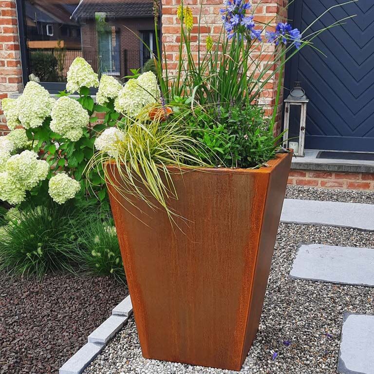 Floreira soldada cônica em aço corten 80 x 80 x 100 cm