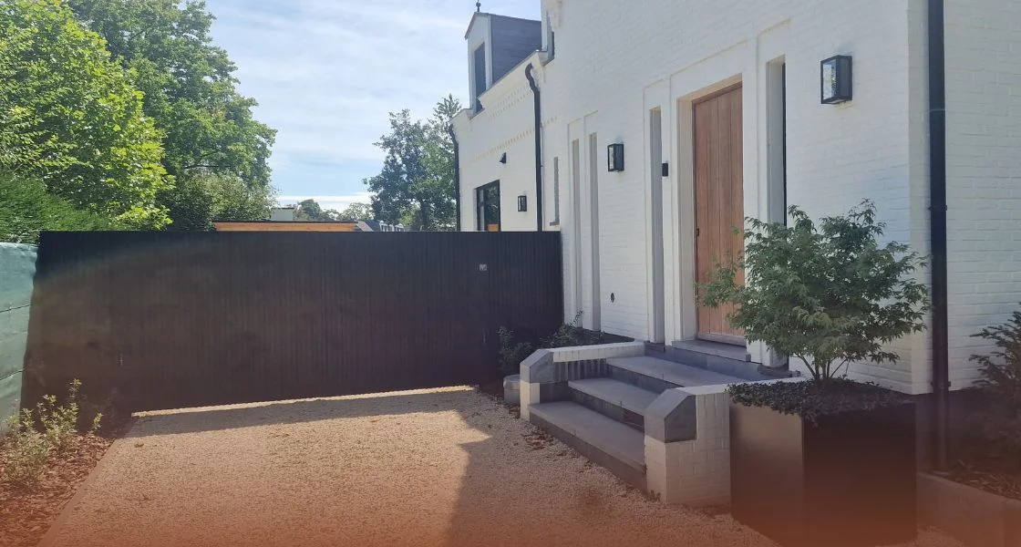 Inspiração para jardim da frente com entrada de carro