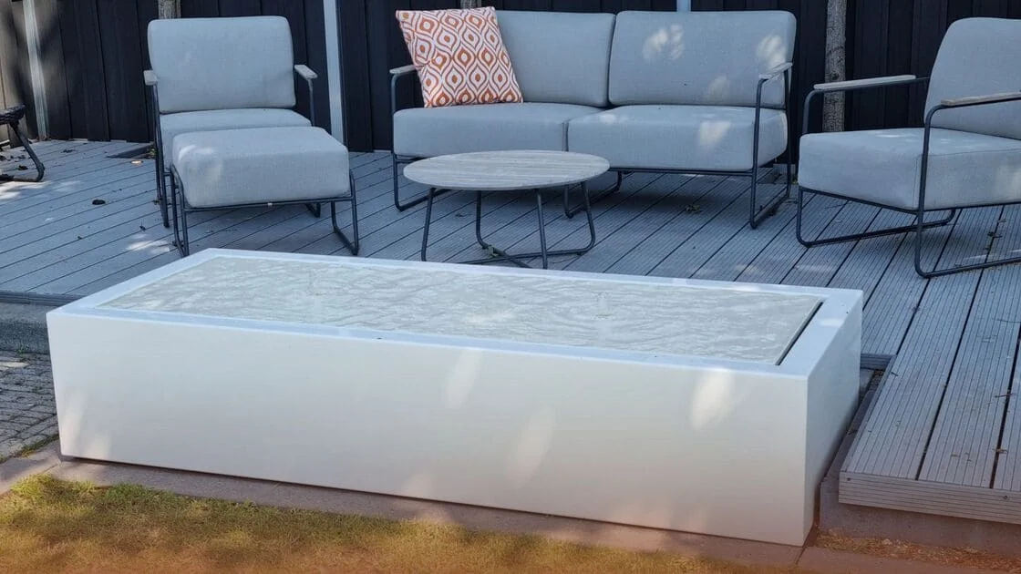 Como você instala uma mesa de água?