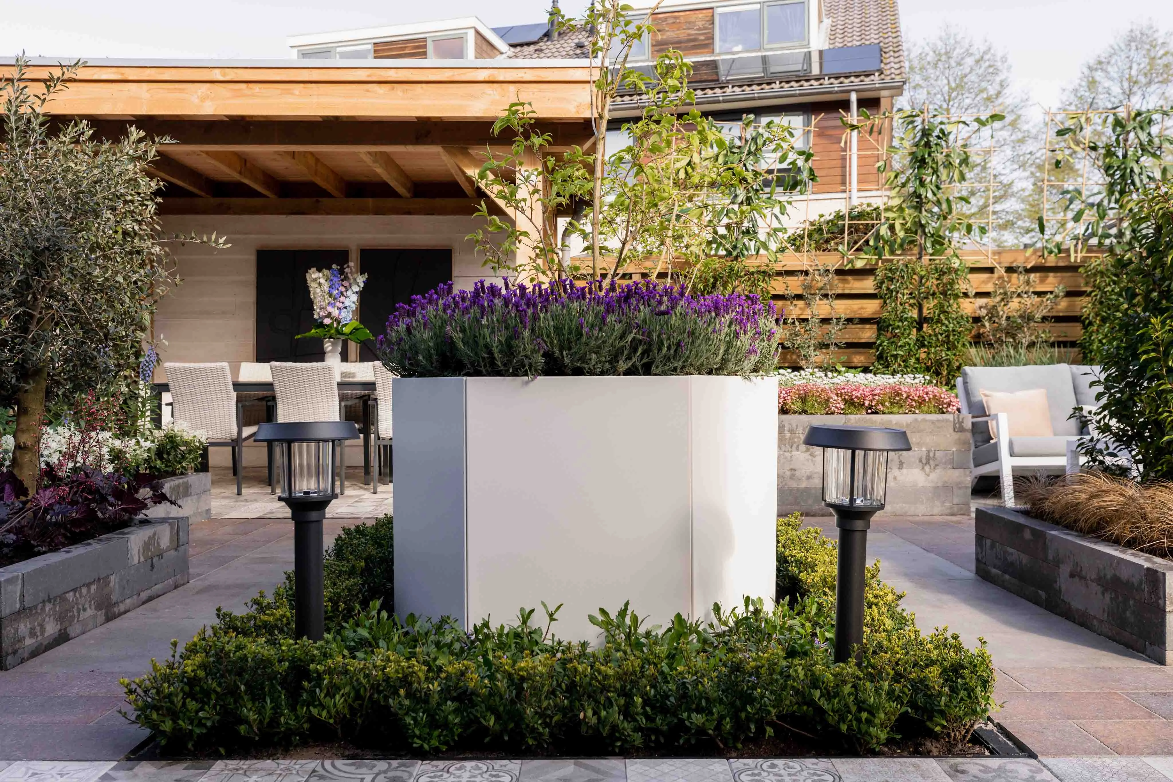 Inspiração para o jardim: grandes vasos de plantas para o exterior