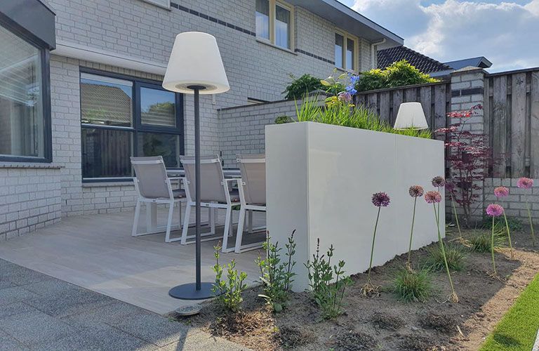 Crie cantinhos aconchegantes com vasos de plantas para separação de terraços.